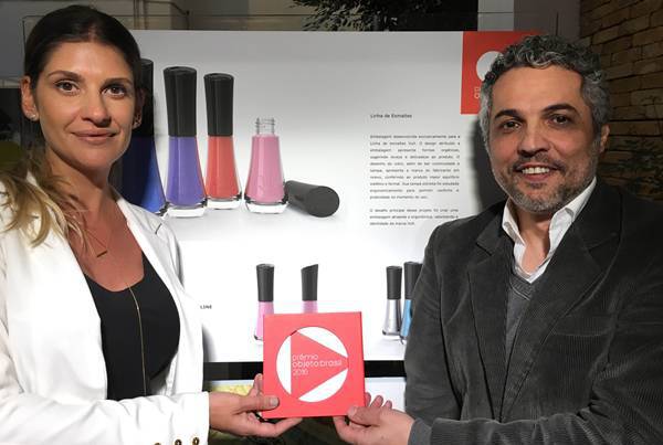 Cibelli Lelli – Gerente de produtos Vult – e Sidney Rufca – Diretor de Negócios e Design da Vanguard Design – recebem Prêmio Objeto Brasil