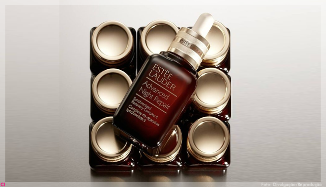 Estée Lauder eleva as projeções anuais após bom trimestre