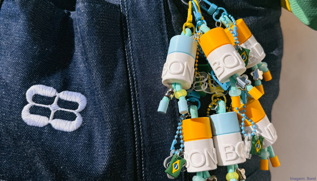 Bond lança amuleto Lucky Charm brasileiro como acessório para embalagem