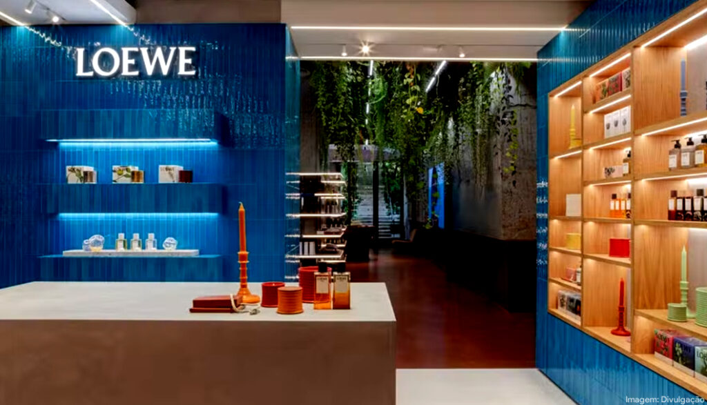 LOEWE inaugura loja no Brasil com fragrâncias e produtos para banho