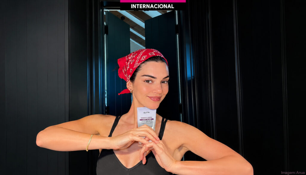 Kendall Jenner apresenta creme da Anua com aplicador Gua Sha integrado